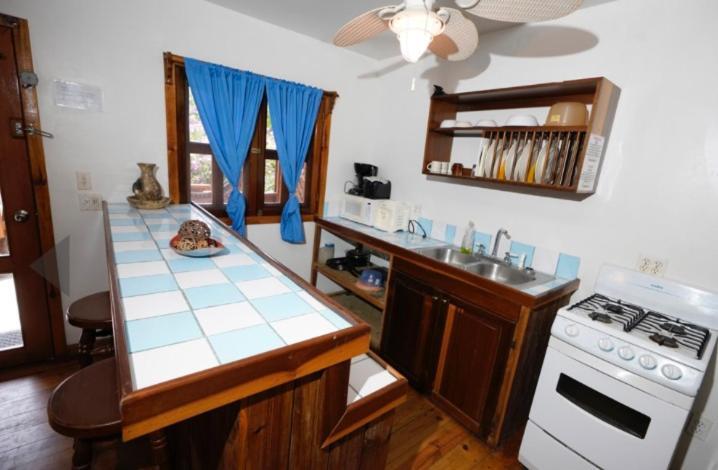 Sea Breeze Inn Вест-Энд Экстерьер фото